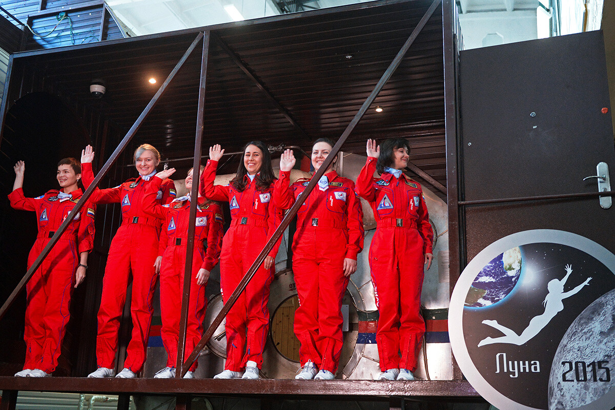 De izquierda a derecha: Anna Kussmaul, Inna Nosikova, Polina Kuznetsova, Tatiana Shigueva, Daria Komissarova y Elena Luchitskaya, participantes en el experimento de simulación de vuelo de la tripulación femenina de Luna 2015, tras su finalización. 