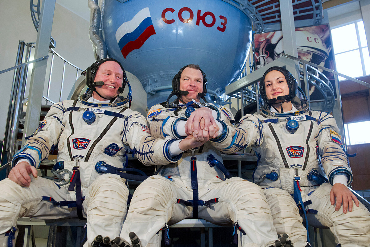 L'astronaute de la NASA Barry Wilmore, et les Russes Alexandre Samokoutiaïev et Elena Serova sur un simulateur au centre d'entraînement des cosmonautes Iouri Gagarine à la Cité des Étoiles