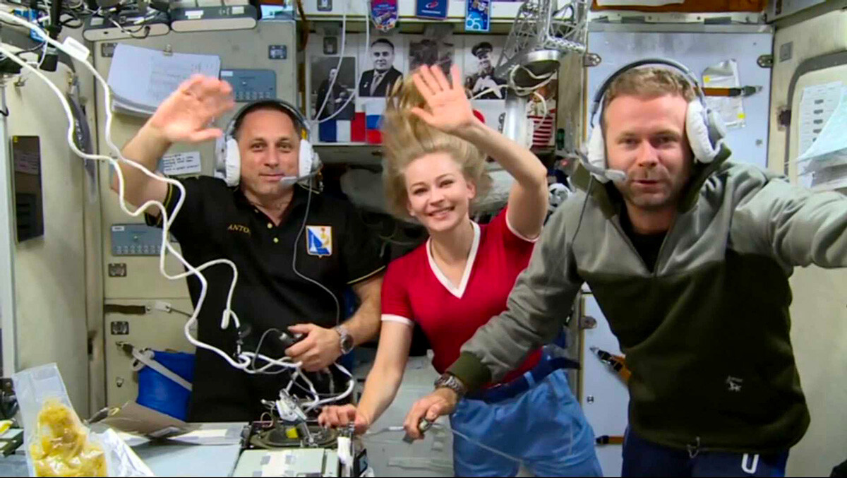 Космонавтът Антон Шкаплеров, актрисата Юлия Пересилд и режисьорът Клим Шипенко (отляво надясно) в Международната космическа станция