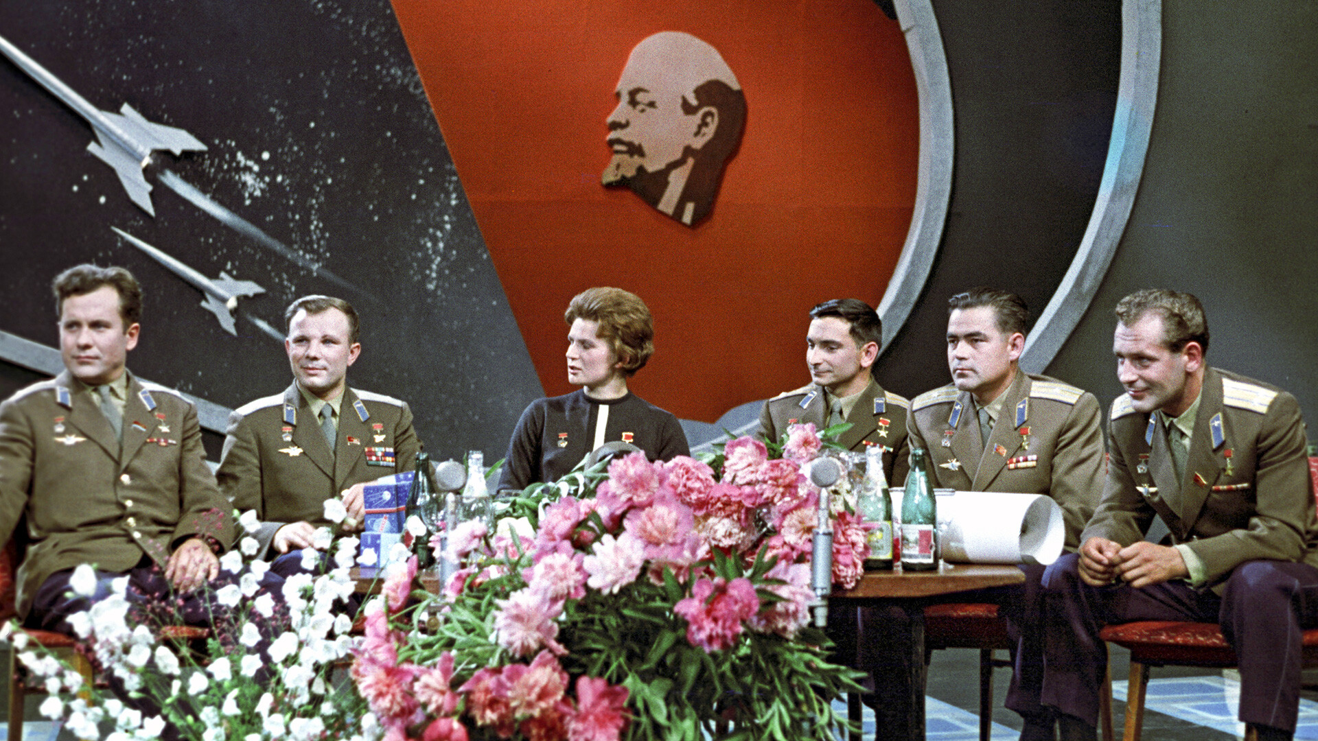 Piloti-kozmonauti SSSR-a Pavel Popovič, Jurij Gagarin, Valentina Tereškova, Valerij Bikovski, Andrijan Nikolajev i German Titov. 