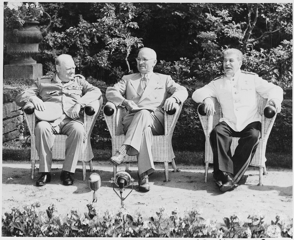 Od L do R: Britanski predsednik vlade Winston Churchill, predsednik Harry S. Truman in sovjetski voditelj Josif Stalin na vrtu palače Cecilienhof pred sestankom na konferenci v Potsdamu v Nemčiji