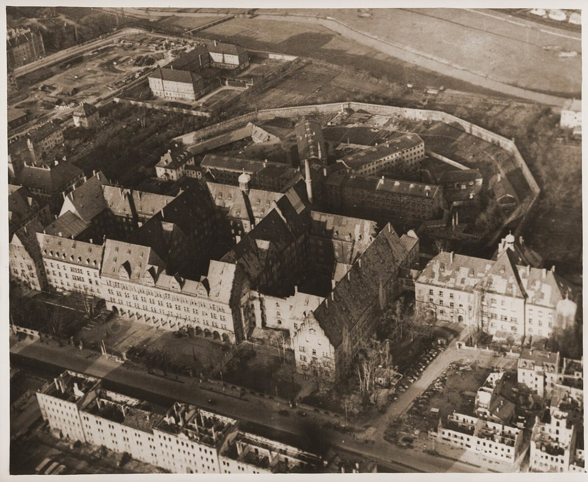 Pogled na Pravosodne palačo na ulici Fürther Straße v Nürnbergu iz zraka novembra 1945 