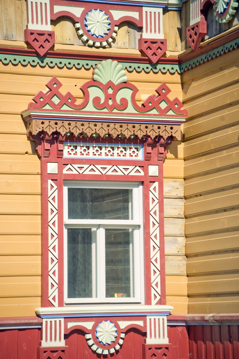 Astashovo yang mewah. Terem. Fasad selatan, jendela dengan sekeliling dekoratif. 29 Mei 2016