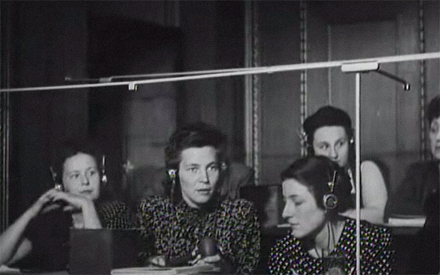 Преводачът Татяна Рузская (в средата)
