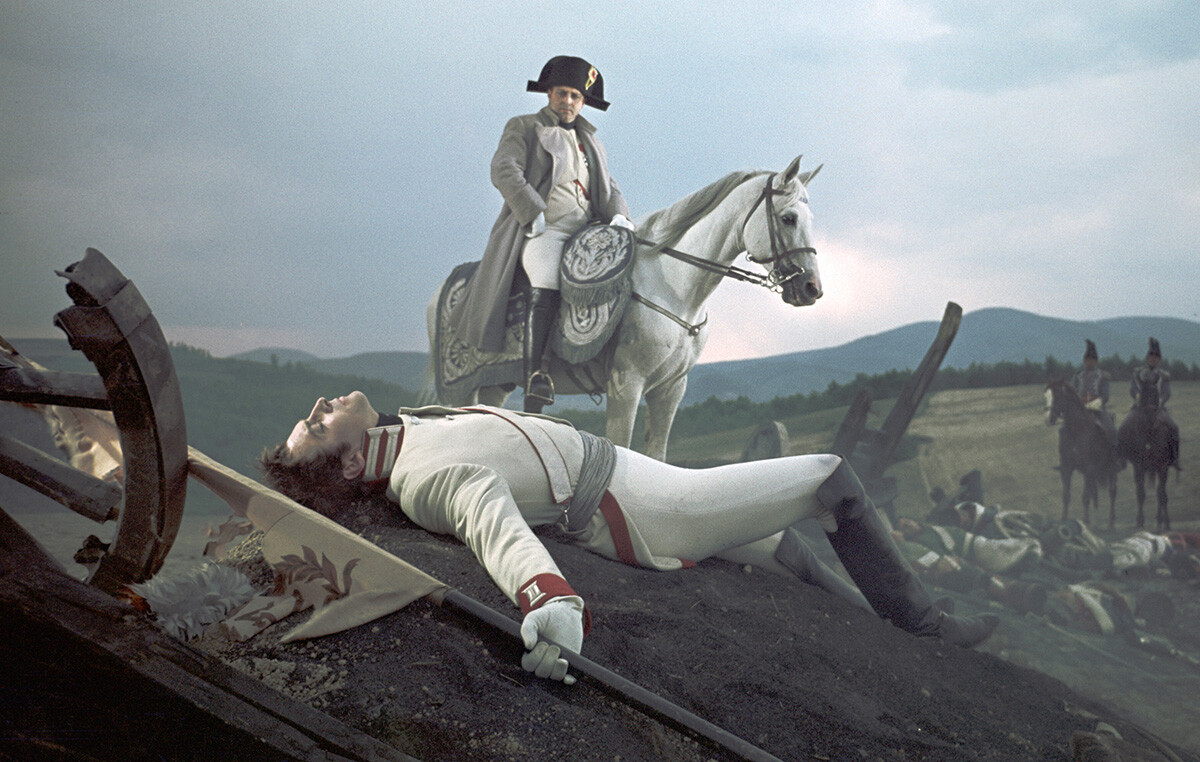 Igralca Vjačeslav Tihonov (v ospredju) kot knez Andrej Bolkonski in Vladislav Strželčik (na konju) kot Napoleon v filmskem epskem spektaklu 