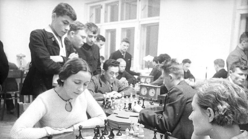 Una velada de un club de ajedrez en la Casa de los Trabajadores del Acero en Magnitogorsk, a 1700 km al sureste de Moscú, 1937