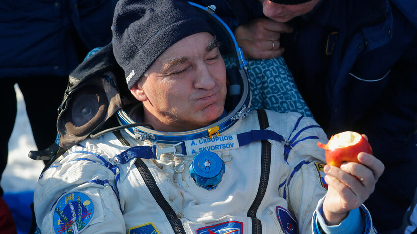 Der russische Kosmonaut Alexander Skworzow genießt kurz nach der Landung einen Apfel.