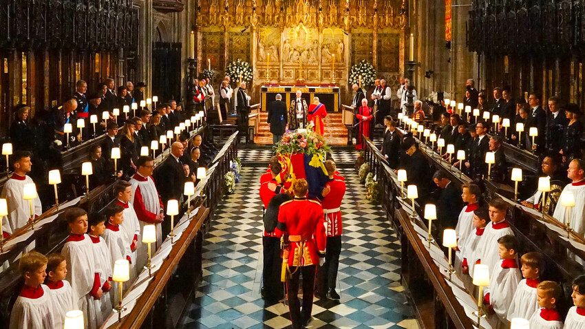 Il feretro della regina Elisabetta II viene trasportato, per il servizio funebre, nella Cappella di San Giorgio all’interno del Castello di Windsor, 19 settembre 2022
