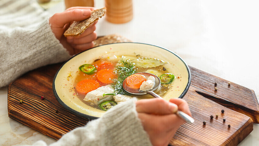 Ada lebih banyak legenda tentang sup yang tidak biasa ini daripada yang lain dalam masakan Rusia.