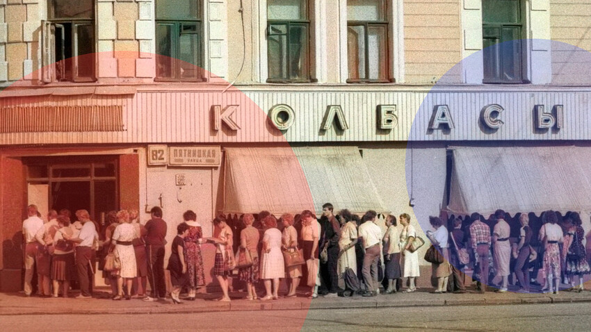 Gente in coda davanti a un negozio sovietico
