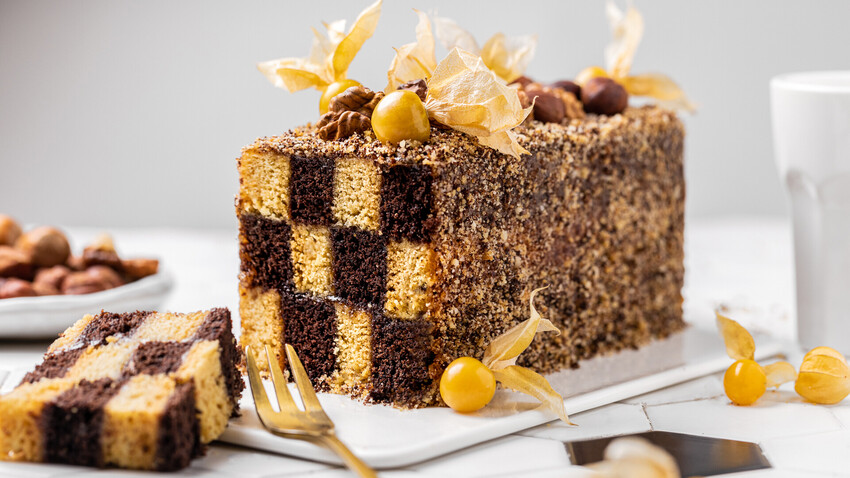 Receita de bolo xadrez para sobremesa criativa em ocasiões especiais. #bolo  #xeque #receita #bolos
