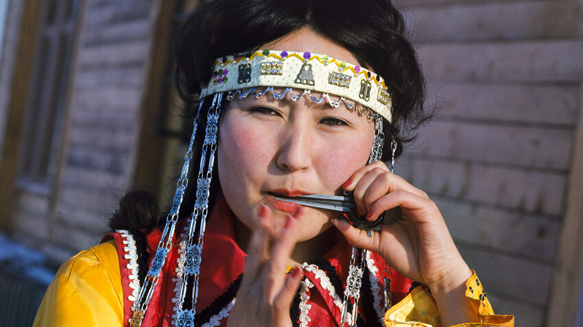Jelena Atlasova izvaja jakutske ljudske pesmi na starodavnem glasbilu homus.