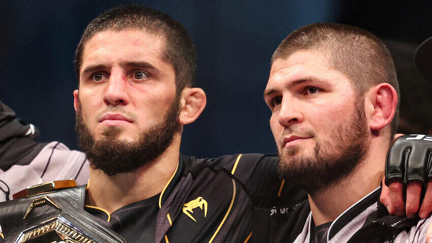 Islam Makhachev (2º à esq.) posando para foto com seu técnico, Khabib Nurmagomedov (2º à dir.)
