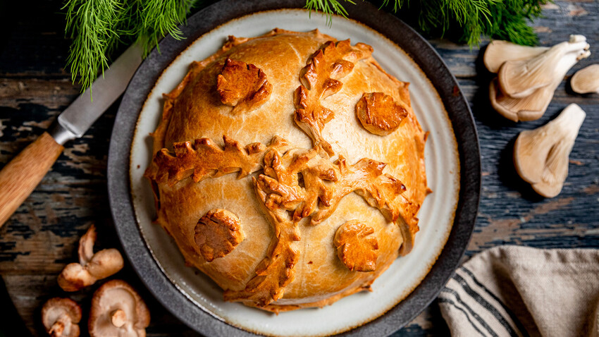 Traditional savory pie kurnik with chicken, potatoes and rice. Homemade  baking. Vertical view Stock Photo