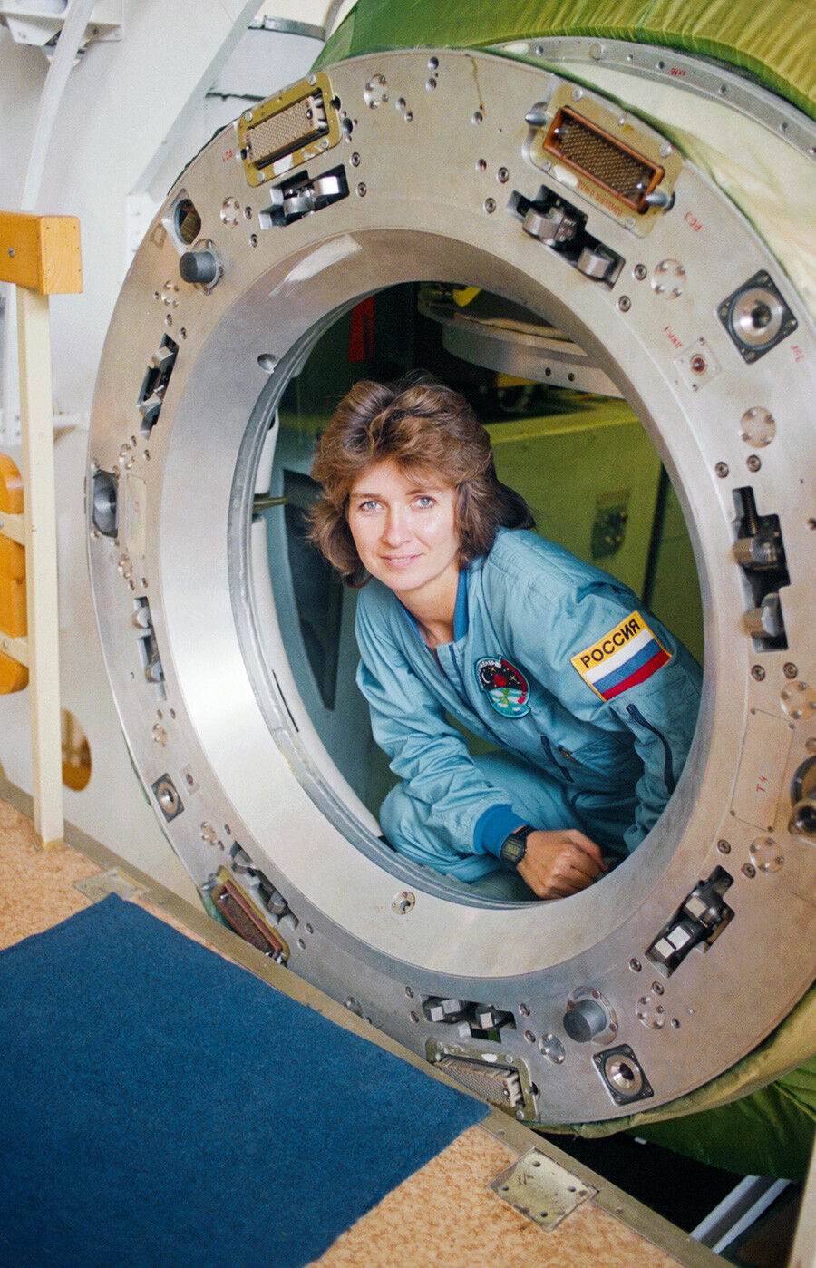 Инженерот на лет Елена Кондакова минува испитна обука на симулатор на орбиталната станица „Мир“, 1 септември 1994 година.
