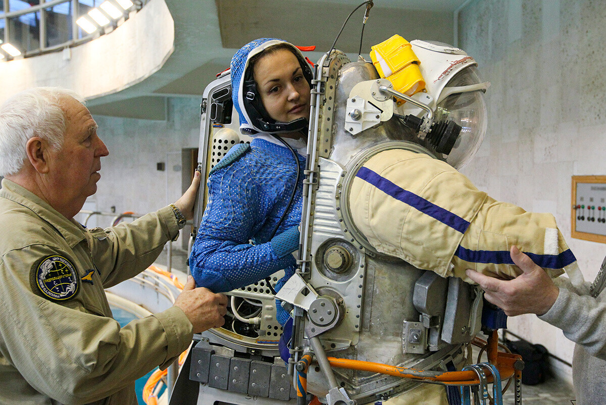 Елена Серова за време на подготовките за лет во космосот во Ѕвездениот град во близина на Москва.
