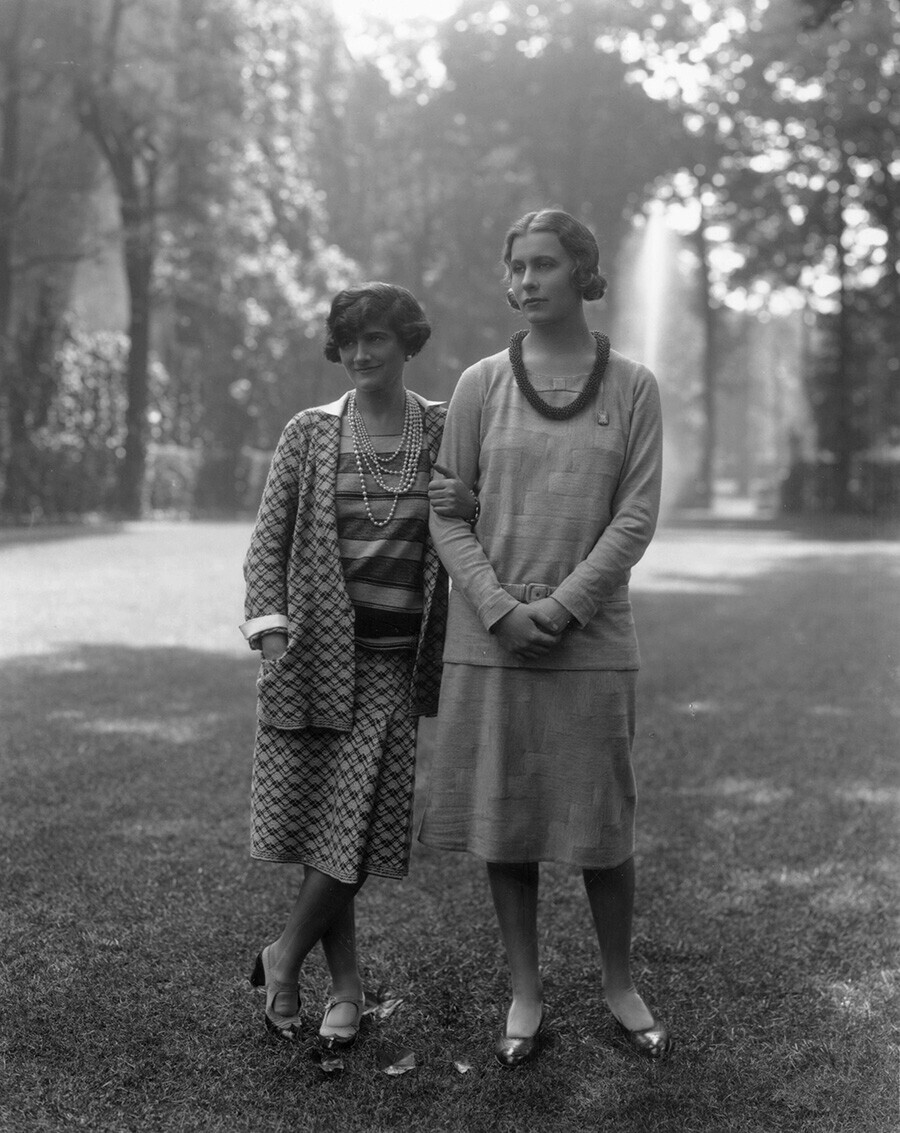 Coco Chanel (kiri) dan Lady Abdy
