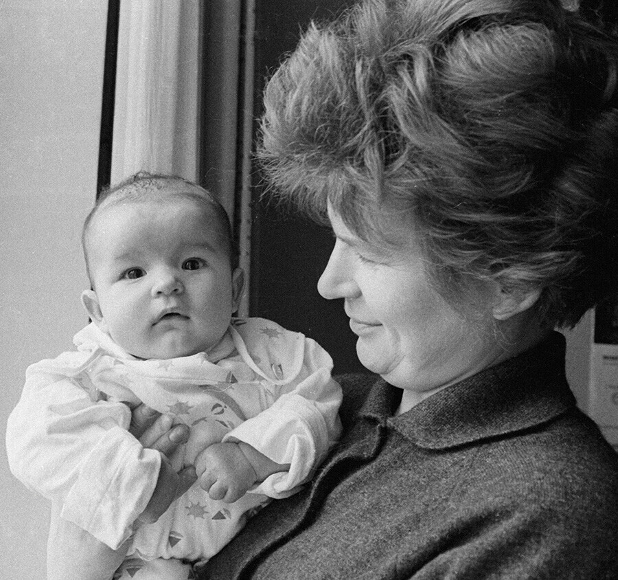 A primeira criança filha de um casal de cosmonautas (com a mãe, Tereshkova).