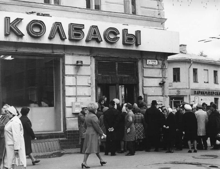 Una larga cola para comprar salchichas. Moscú, 1977.
