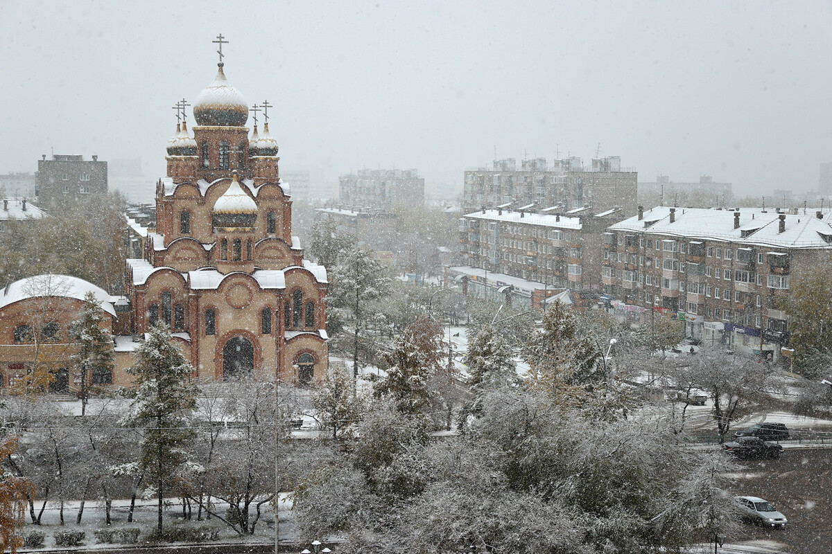 Irkutska regija. Bratsk. Pogled na katedralo Kristusovega rojstva med sneženjem