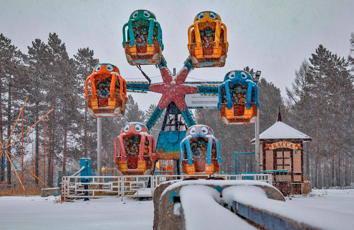 Zabavišča v mestnem parku Čirjajeva med sneženjem v Nerjungriju 29. septembra 2021