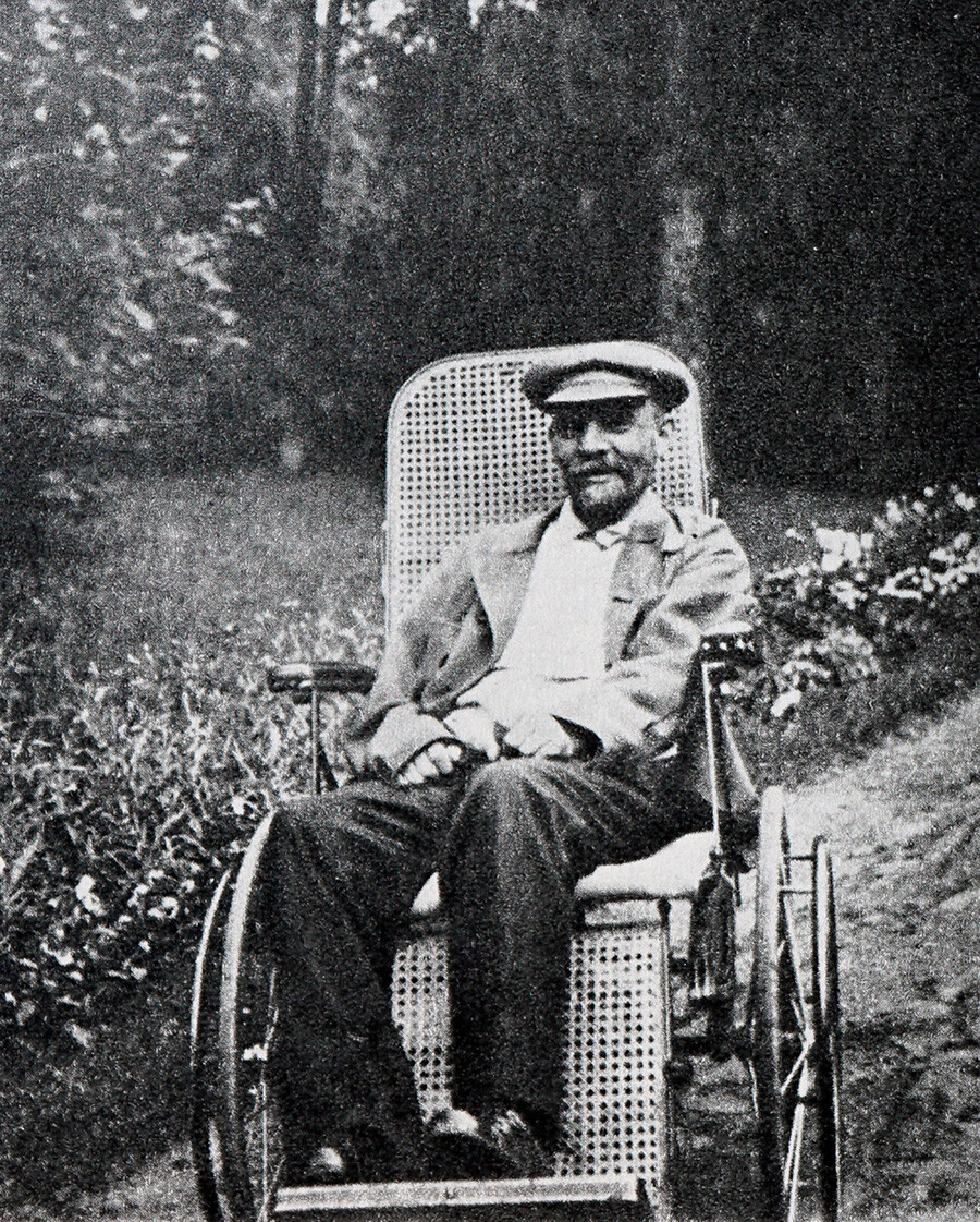 Vladimir Lenin in Gorki in 1923, suffering from a brain illness.