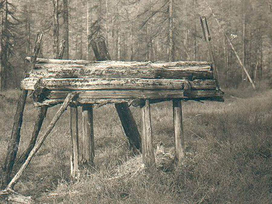 Eine oberirdische Bestattung im russischen Wald.