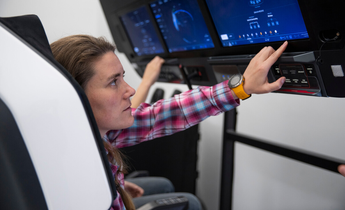Specialistka misije SpaceX Crew-5 Anna Kikina iz Roskosmosa med usposabljanjem v pilotski kabini Crew Dragon na sedežu družbe SpaceX v Hawthornu v Kaliforniji.  