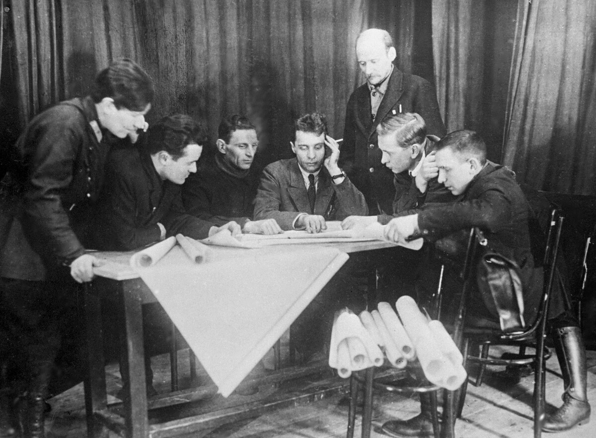 Сергей Павлович Королев (второй слева) среди сотрудников группы по изучению реактивного движения, 1932. 