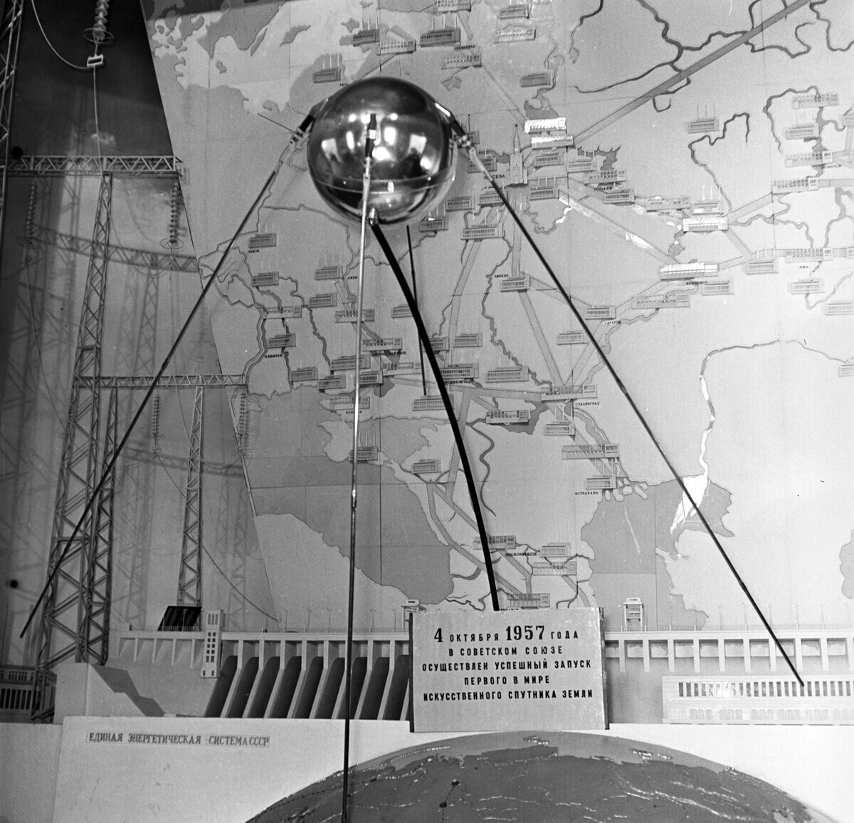 Modelo do primeiro satélite soviético, na Exposição Agrícola de Toda União Soviética, em Moscou.