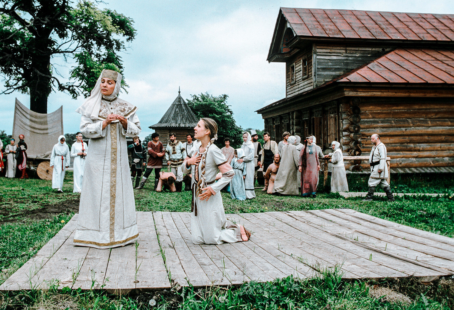 Сцена из исторического спектакля в Суздальском музее деревянного зодчества и крестьянского быта