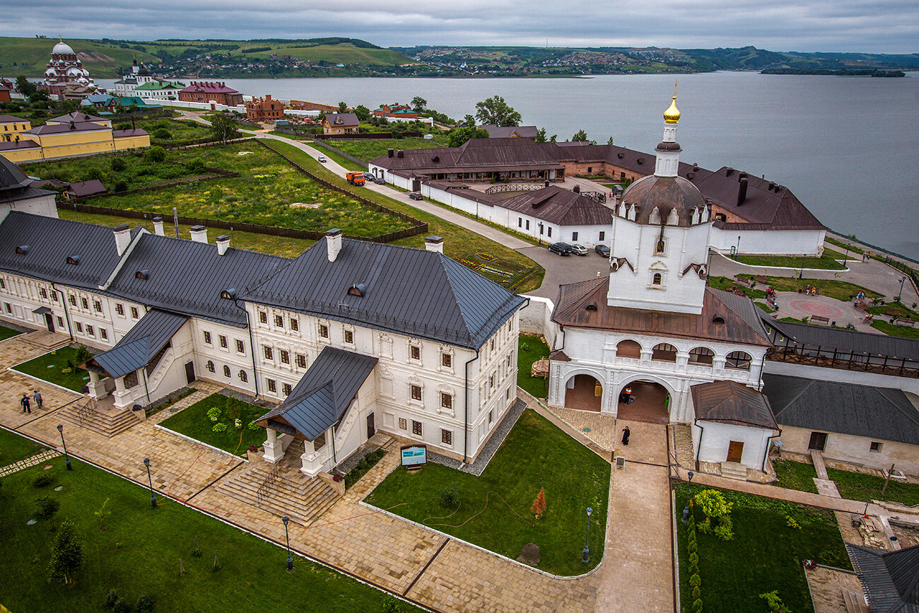 La catedral y el monasterio de la Asunción en la ciudad insular de Sviyazhsk. 
