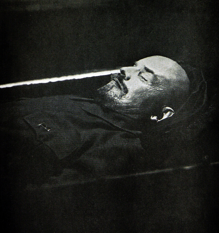 Vladímir Lenin en su ataúd, enero de 1924.