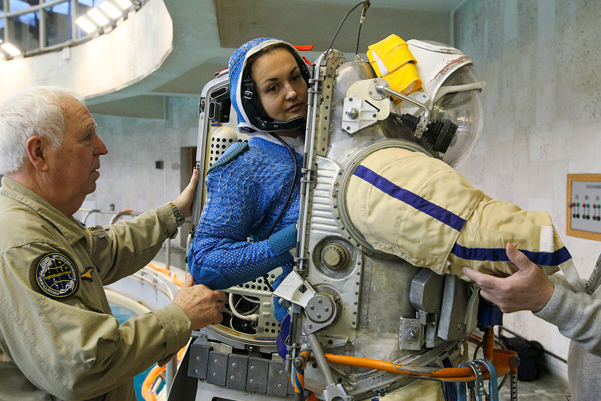 Kosmonautin Jelena Serowa bei einer Trainingseinheit.