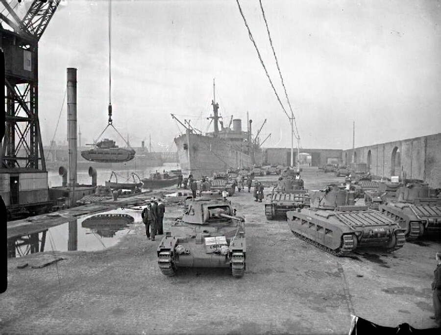 Товарање на тенкови „Матилда“ во бродови во Ливерпул за испраќање во Советскиот Сојуз, 1941.

