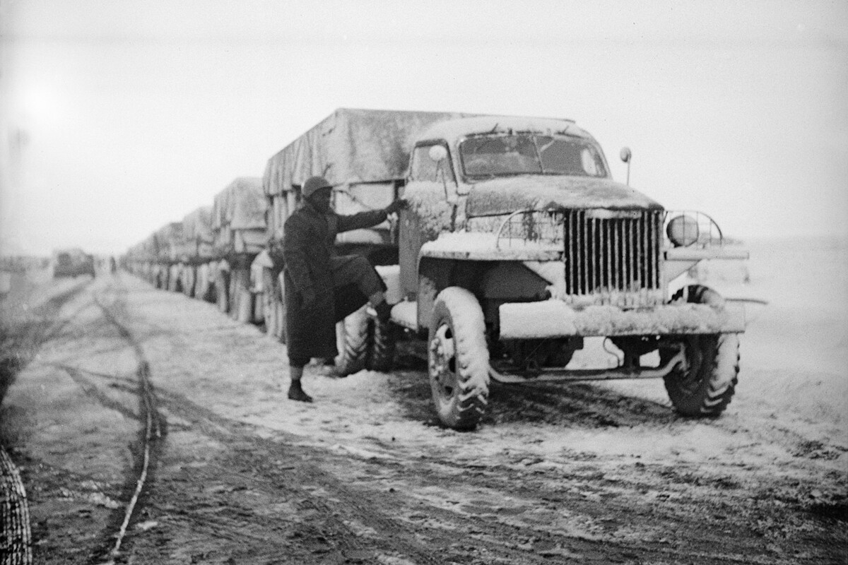 Konvoj američkih kamiona prevozi zalihe za Rusiju. Perzijski koridor, 1943. 