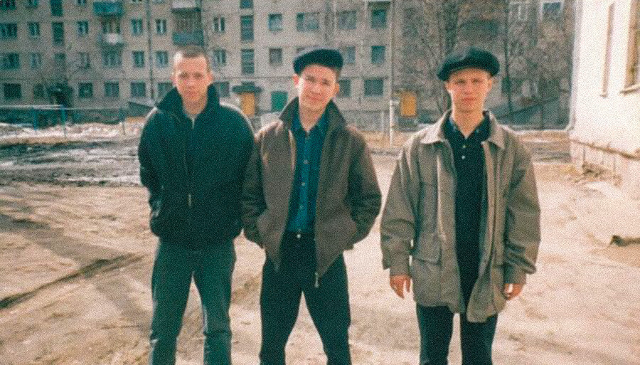 Типична група гопника (припадника руске маргиналне субкултуре углавном формиране од сиромашних људи из радничке класе). Околина Тјумења, почетком 2000-их.