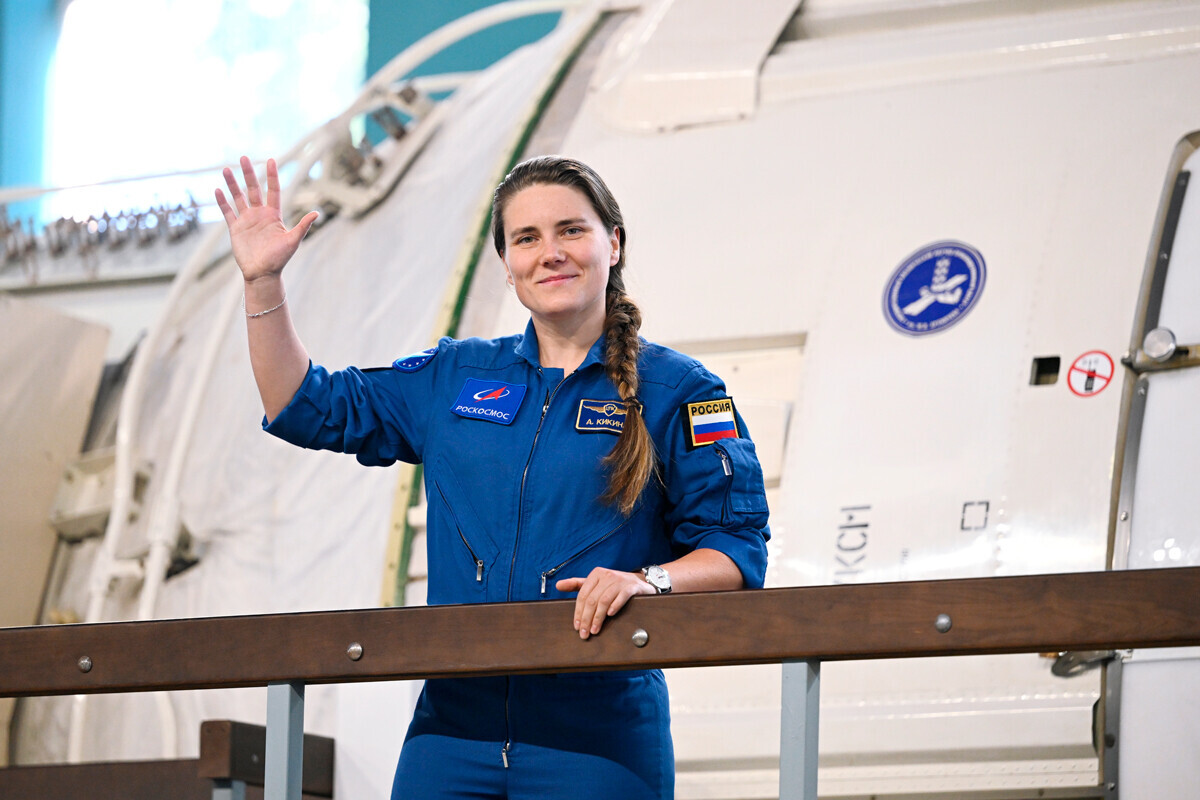 Космонаутот на Роскосмос Ана Кикина учествува во комплексна обука во Ѕвездениот град.
