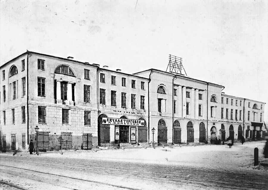 Кућа филантропског друштва („Шиповљева тврђава“) са стране Шиповског пролаза, 1910-их.