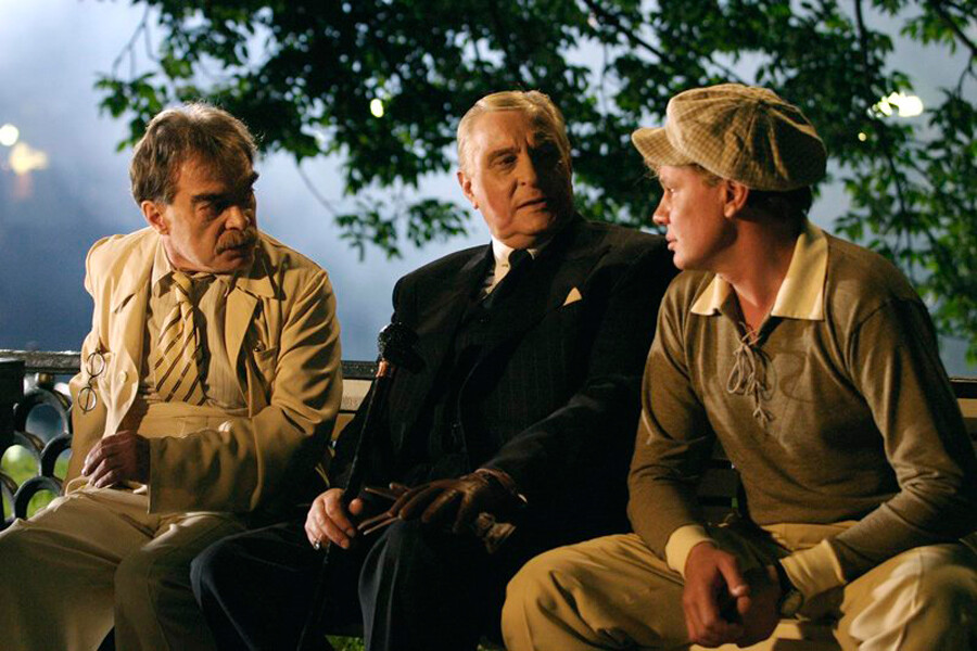 Woland e i due scrittori sovietici in una delle scene iniziali della serie tv 