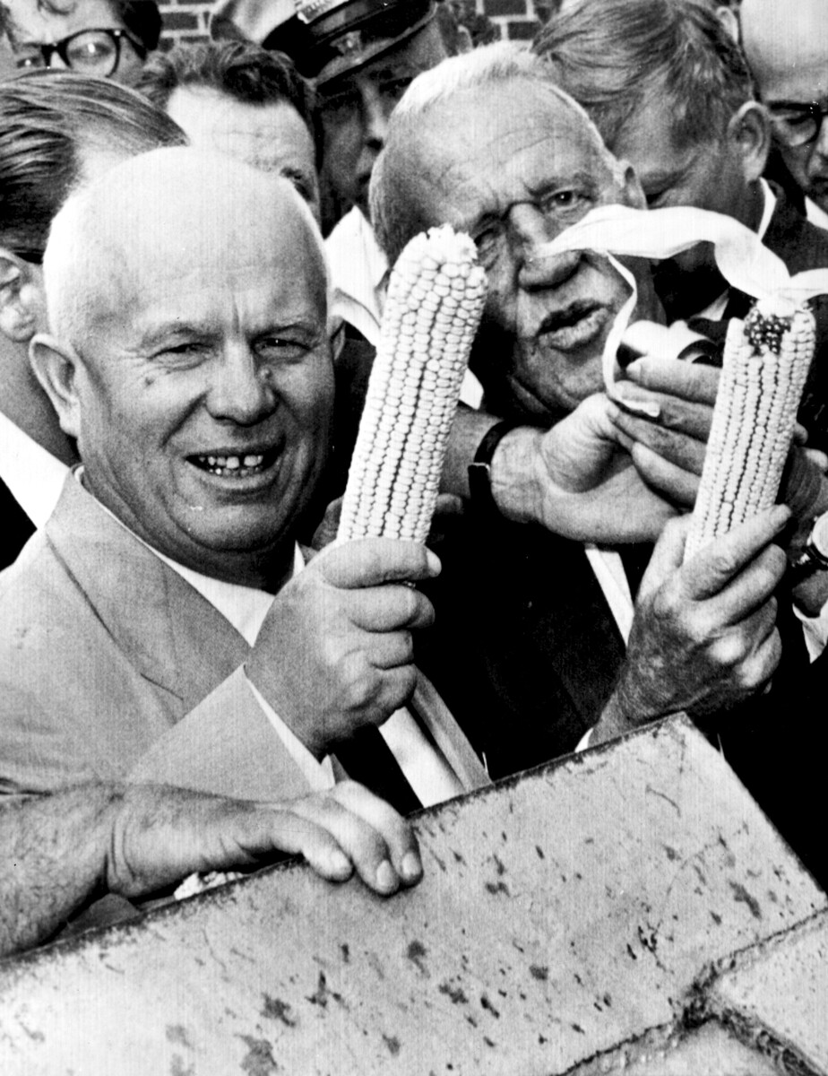 Никита Хрушчов и Розуел Гарст позират с царевични кочани по време на инспекционна обиколка на фермата Гарст в Куун Рапидс, Айова.