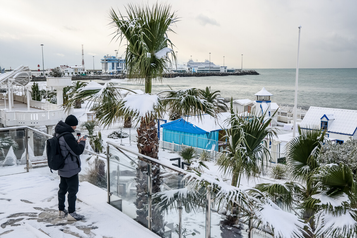 Sochi. Un hombre en la playa de la Riviera tras una nevada. La primera nevada de la temporada ha caído en gran parte del territorio de Krasnodar. Las temperaturas descendieron hasta los -5°C en la capital regional y se prevé que bajen algunos grados más.