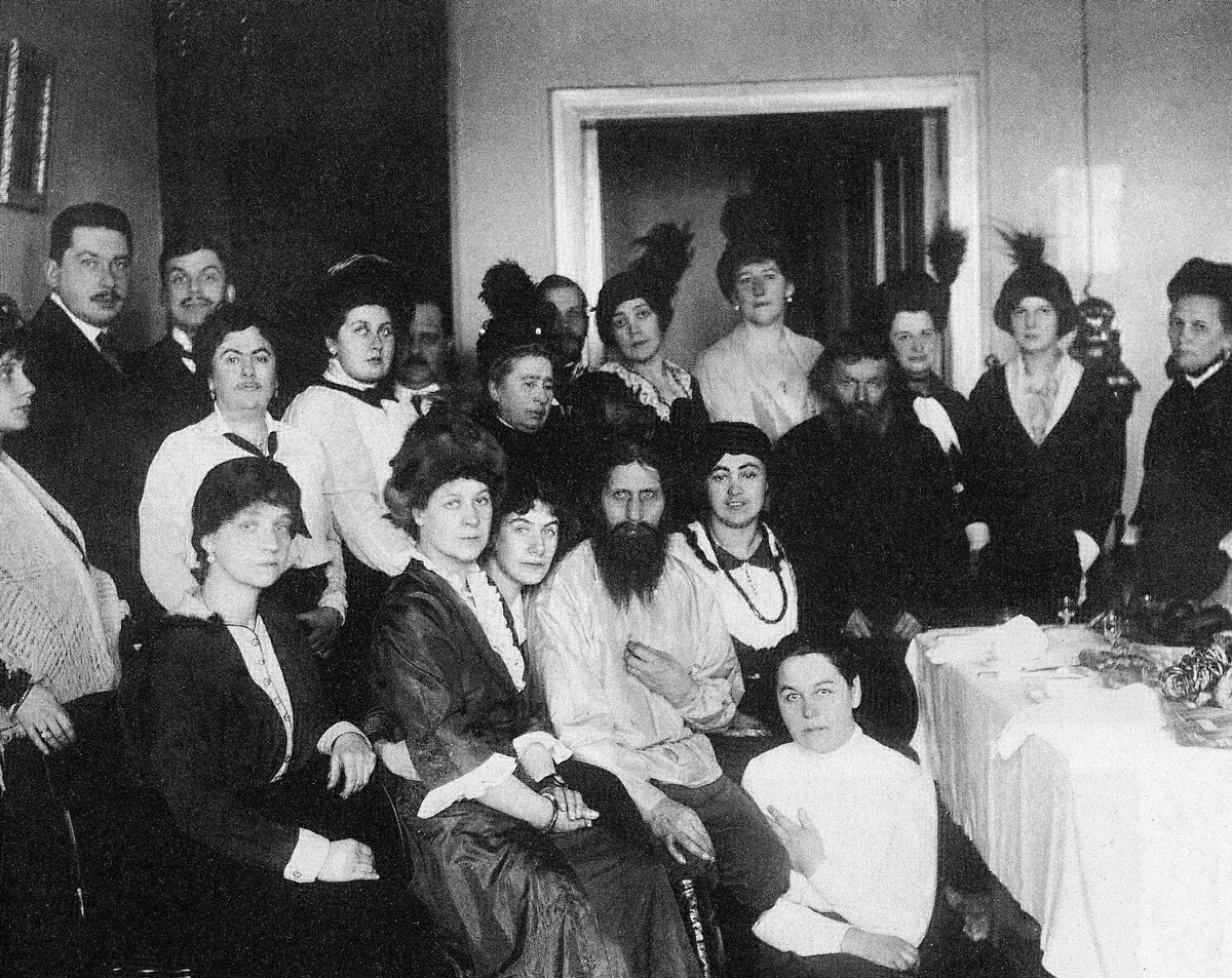 Rasputin in njegovi privrženci, 1914. Na desni je videti njegov telefon. Ta slika je bila od leta 1917 pogosto reproducirana v tisku in različnih knjigah.