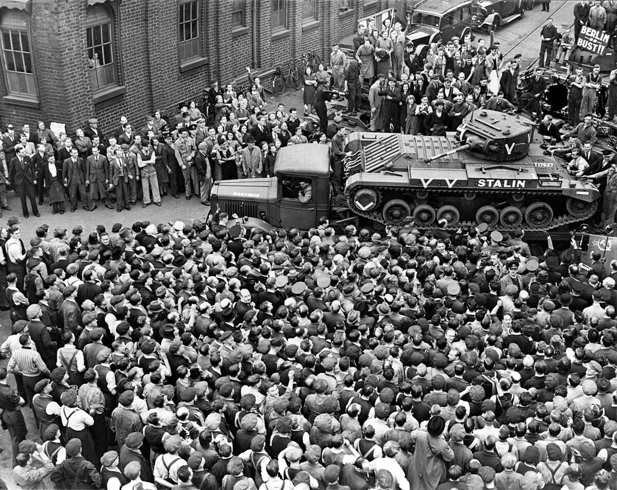 Crowds of people meeting members of the Soviet military mission when they arrived at a tank factory in Great Britain.