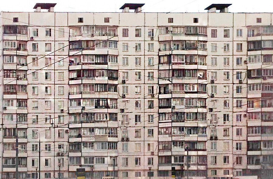 Фрагмент од фасада на зградите од серијата „II-57“.
