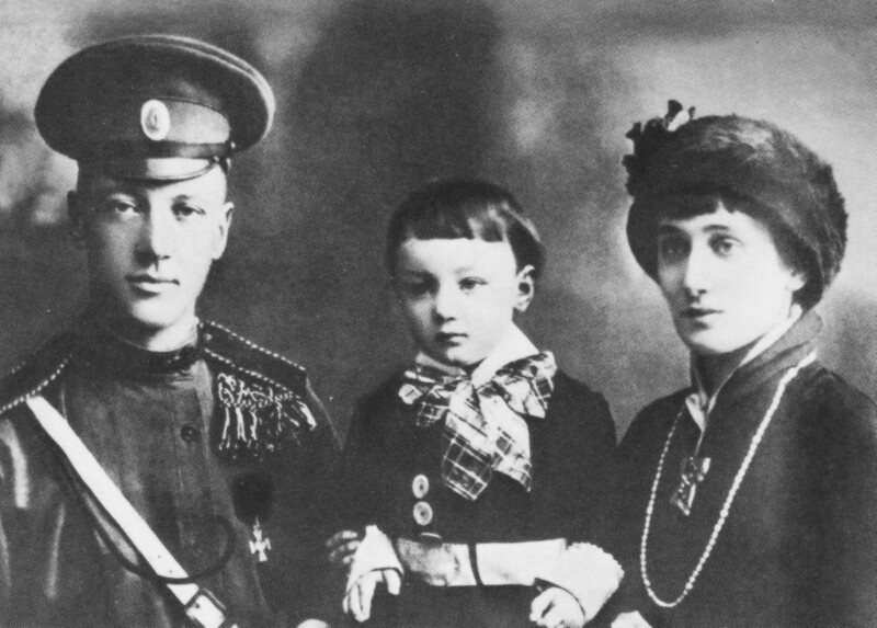 ニコライ・グミリョフ、レフ・グミリョフ、アンナ・アフマートワ。1915年