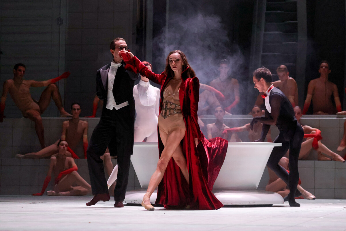 Moskva. Baletna plesalka Olga Smirnova v vlogi Margarete (v sredini) med vajo predstave 