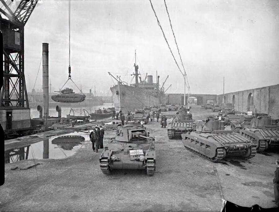 Tank Matilda sedang dimuat ke kapal di Dermaga Liverpool untuk pengiriman ke Uni Soviet, 1941.