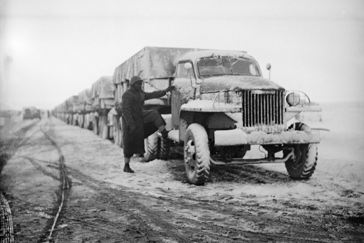 Konvoi truk Tentara Amerika Serikat yang membawa perbekalan untuk Uni Soviet di Iran, 1943.