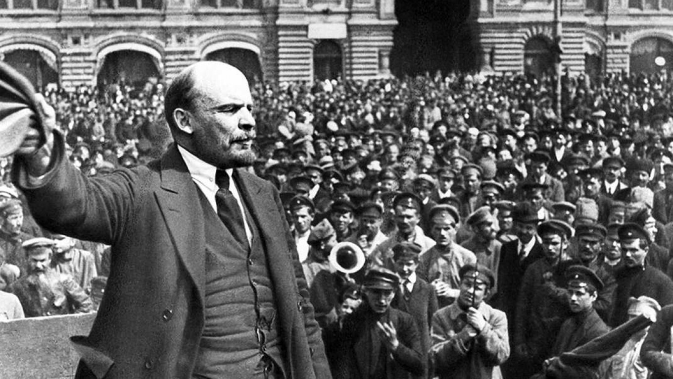 Vladimir Lenin memberikan pidato di Sankt Peterburg.